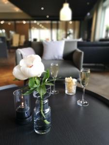 锡格蒂纳克里斯蒂娜酒店的一张桌子,上面放着花瓶和眼镜