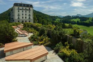 比尔根山Bürgenstock Hotels & Resort - Palace Hotel的花园中一座带长凳的建筑