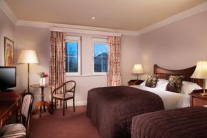 基拉尼基拉尼旅舍的酒店客房设有两张床和窗户。