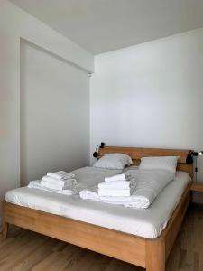 哥本哈根ApartmentInCopenhagen Apartment 358的一张带白色床单和毛巾的床