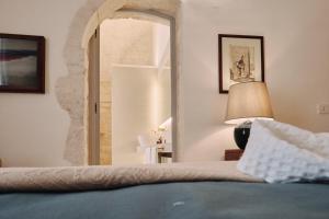 洛科罗通多1783 Dimora d'Epoca的一间卧室配有一张床和一面大镜子