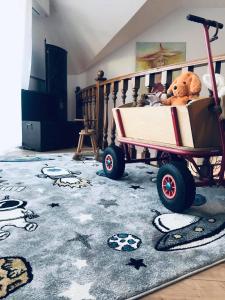 瑙吉考尼饶格里利亚酒店的一辆装满动物的手推车在屋子里