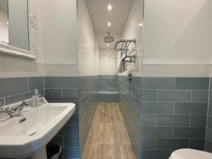 爱丁堡Ben Cruachan Guest House的一间带水槽和淋浴的浴室