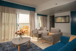 伊斯梅利亚伊斯梅利亚弗桑岛美居酒店的客厅配有沙发、椅子和桌子