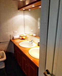 圣吉米纳诺Contemporary Rooms的一间带水槽和镜子的浴室