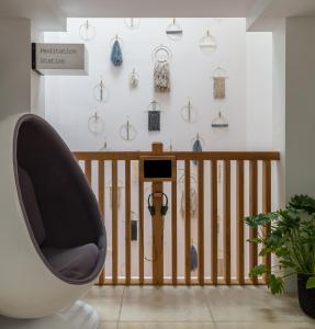 伦敦Inhabit Southwick Street, a Member of Design Hotels的一间房间,配有椅子和墙上的一些物品