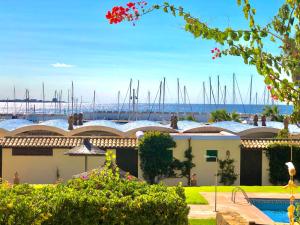 萨拉比塔Balco d’es Trenc的从房子的庭院可欣赏到码头的景色