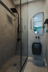 阿尔塔K-Houses B2的一间带水槽和镜子的浴室