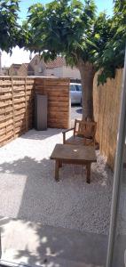 塞里尼昂Plénitude的木凳坐在围栏旁边的树下