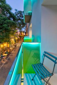 雅典Ivis 4 Boutique Hotel的阳台的蓝色长椅,有街道