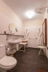 艾哈迈达巴德Mangaldas Ni Haveli II by The House of MG的一间带卫生间、水槽和镜子的浴室