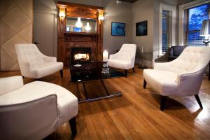 萨顿乐普勒贞特酒店和咖啡厅的客厅配有白色椅子和壁炉