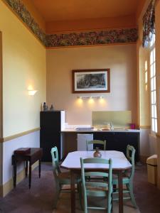 Saint-Aubin-le-CaufChambres d'Hôtes & Gites La Chatellenie的一间带桌椅和柜台的用餐室