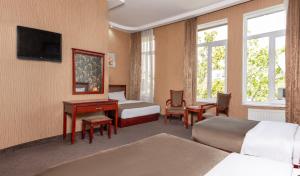 第比利斯马戈皇宫酒店的酒店客房配有两张床和一张书桌