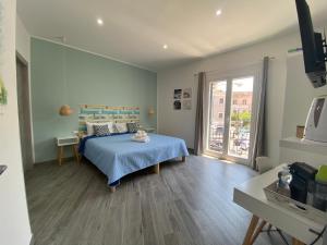 巴勒莫La Piccola Formica Charme Rooms的一间卧室设有蓝色的床和窗户。