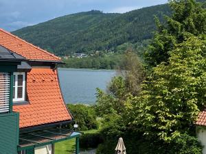 博登斯多夫FeWo mit Seeblick的享有湖景。