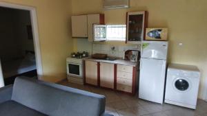 克拉默特christos cottage! comfortable and quiet!的厨房配有冰箱和洗衣机。