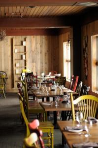 CarrabassettSugarloaf Mountain Hotel的用餐室配有木桌和椅子