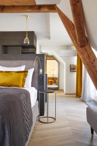 苏黎世泽费尔德速乐酒店的一间卧室配有一张床和一张桌子