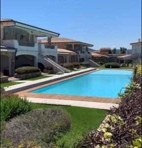 帕劳Sardinia Gold Luxury Apartment的房屋前的游泳池