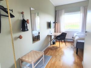 Järna博梅斯威克会议酒店的客房设有床、桌子和镜子