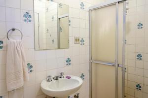 伊利亚贝拉Beer Hostel Suites Privativas e Compartilhadas的一间带水槽和淋浴的浴室