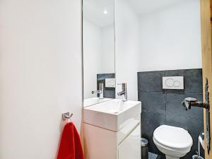 韦尔比耶Square Poste 237的浴室配有白色水槽和卫生间。