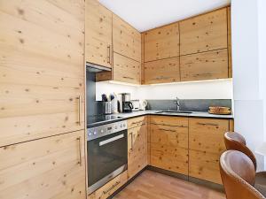 韦尔比耶Square Poste 237的厨房配有木制橱柜和炉灶。
