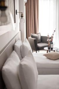 基希讷乌托马斯阿尔伯特酒店的白色的客厅配有沙发和椅子