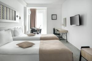 基希讷乌托马斯阿尔伯特酒店的酒店客房设有两张床和电视。
