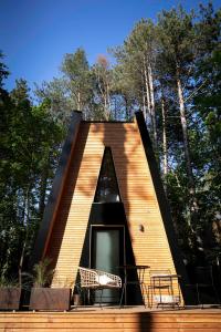 讷沙泰勒阿尔代洛Bain de forêt - Lodges Cosy & Spa的三角形切入的小房子