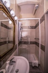 那不勒斯WELL COME - Palazzo Reale的浴室配有盥洗盆和带镜子的淋浴