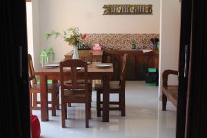 库塔Jukung Villas Kuta的厨房里配有餐桌和椅子