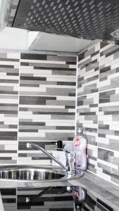 瓦尔加Centrum Apartement的浴室设有黑白瓷砖水槽