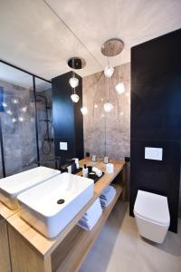詹塔尔Koncept domki的浴室配有白色水槽和卫生间。