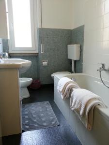 拉帕洛米尼翁波斯塔酒店 的带浴缸、盥洗盆和卫生间的浴室