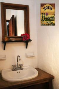 塔帕尔帕Hotel Bugamvillas Tapalpa的浴室配有带镜子的盥洗盆和镜子