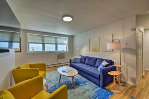 艾斯拜瑞Central and Contemporary NJ Condo Steps to Shore!的客厅配有蓝色的沙发和椅子