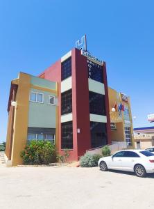 卡塔赫纳Hotel Restaurante Campomar的前面有停车位的建筑