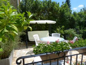 萨尔拉拉卡内达Maison Pierre D'Or的花园内带桌椅的庭院