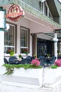 奥斯拉瓦河畔纳梅什季摩纳哥酒店的餐厅前方设有桌椅的酒店