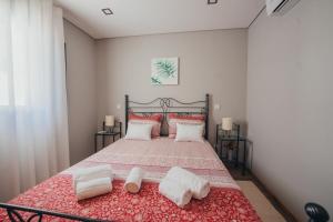 RossasTi`Justina Country House的一间卧室配有一张带两条白色毛巾的床