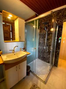 里泽Kaf Dagi Konak Hotel的带淋浴、盥洗盆和淋浴的浴室