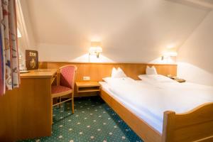 克伦巴赫蒂姆酒店的酒店客房配有两张床和一张书桌