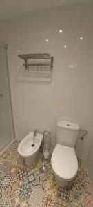 托罗克斯Guimar Biznaga, primera línea de playa的浴室配有白色卫生间和盥洗盆。