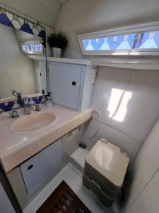 希洪Experiencia en el mar Gijon M的一间带水槽和卫生间的小浴室
