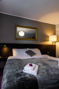尤尔马拉Hotel Marino的酒店客房,配有带毛巾的床