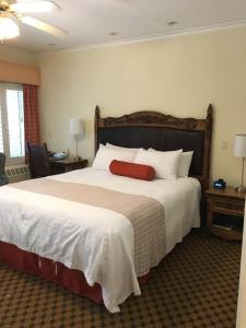 圣巴巴拉老鹰旅馆的一间卧室配有一张带红色毯子的大床