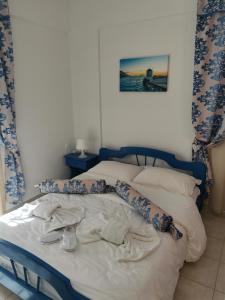 埃尔莫波利斯Aiantas的一间卧室配有带枕头的床