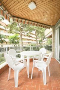 坎布里尔斯Rentalmar Sol de España - Mas d'en Gran的庭院里的白色桌椅